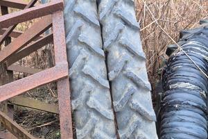 Pneumatici stretti con cerchi trattore fiat 300