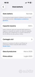 iPhone 16 i con caricabatterie e cuffie Bluetooth