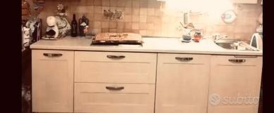 Top cucina con lavabo e rubinetto