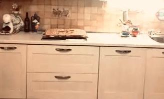 Top cucina con lavabo e rubinetto