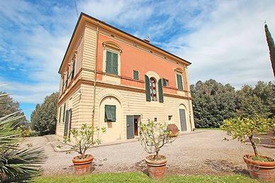Rustico / Casale di 2160 m² con più di 5 locali e 