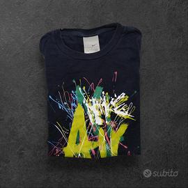 Maglietta Nike Nera con scritta e stampa colorata 