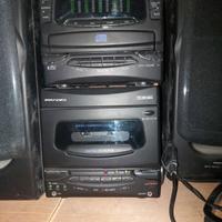 piccolo impianto con lettore disco e cassetta