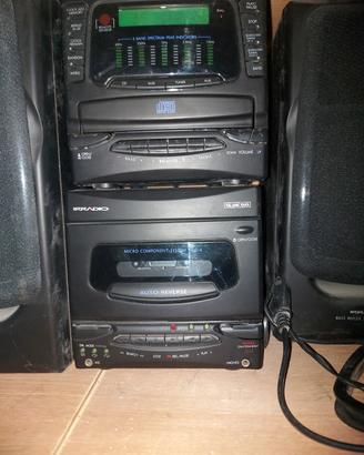 piccolo impianto con lettore disco e cassetta