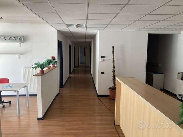 UFFICIO DI GRANDI DIMENSIONI CON PARCHEGGI