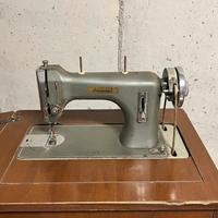 Macchina da cucire antica