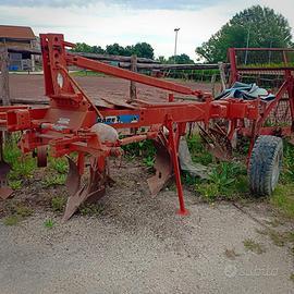 Aratro portante trivomero