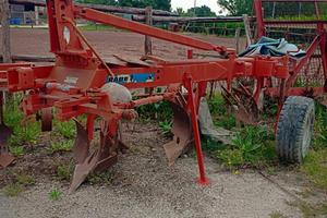 Aratro portante trivomero