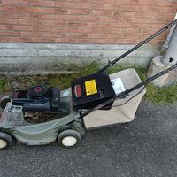 tagliaerba con motore a scoppio.