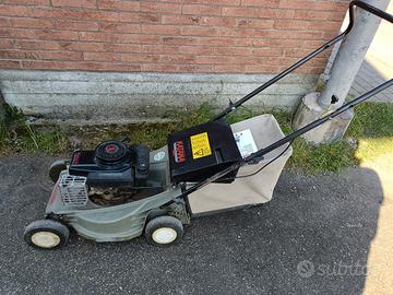 tagliaerba con motore a scoppio.