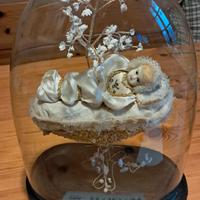 Teca in vetro con statuetta Maria Bambina