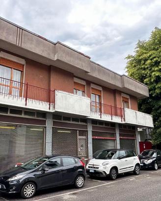 Locale commerciale 200 mq + 80 magazzino
