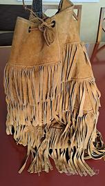 Borsa scamosciata con frange e tracolla