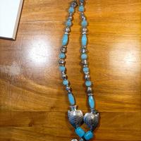 COLLANA CON PIETRE AZZURRE E PESCI