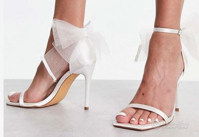 Scarpe bianche con tacco.
