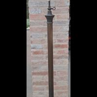 Antica lampada da terra in ottone