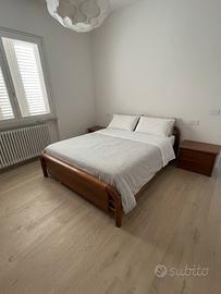 Camera con Armadio, struttura letto, comodini