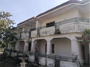 Palazzo / Stabile di 246 m² con più di 5 locali a 