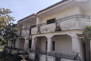 Palazzo / Stabile di 246 m² con più di 5 locali a 