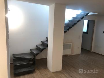 Scale in ferro per interni con montante centrale