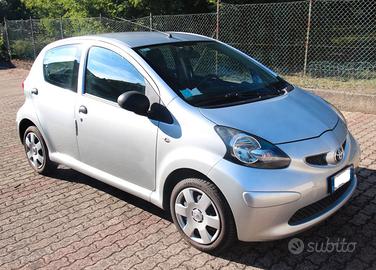 AYGO 5 porte perfetto stato sempre in garage