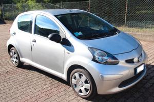 AYGO 5 porte perfetto stato sempre in garage