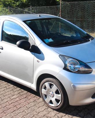AYGO 5 porte perfetto stato sempre in garage
