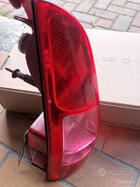 fanale posteriore sinistro 