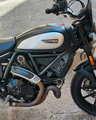 DUCATI SCRAMBLER 800 ICON DARK  GIUGNO 2022 . 