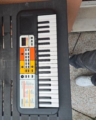Pianola Yamaha PSS-F30 scuola media