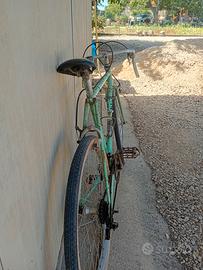 bicicletta da corsa d'epoca a marchio Bianchi