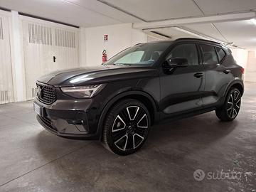 Volvo XC40 Black Editio B4