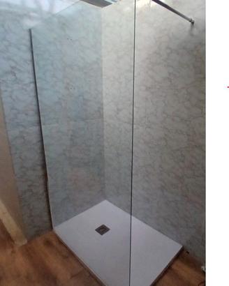 Doccia walk-in piatto doccia più parete in vetro