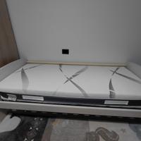 letto singolo e divano elettronico rilassante 