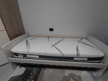 letto singolo e divano elettronico rilassante 