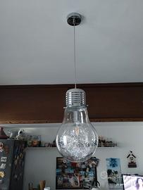 Lampadario a sospensione a forma di lampadina