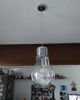 Lampadario a sospensione a forma di lampadina