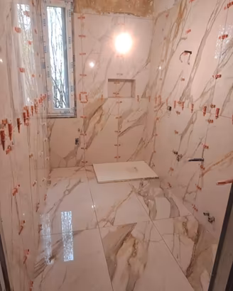 Muratore piastrellista