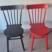 due Sedie in legno, una nera ed una rossa 