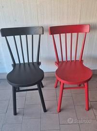 due Sedie in legno, una nera ed una rossa 