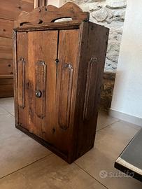Antico pensile rustico in legno massello scolpito