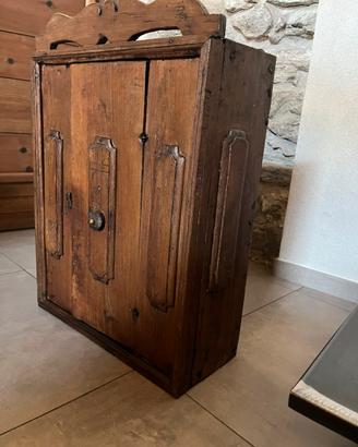 Antico pensile rustico in legno massello scolpito