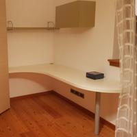 scrivania, armadietto e mensola