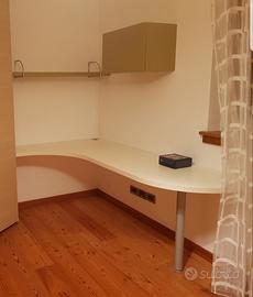 scrivania, armadietto e mensola