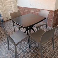 set tavolo nero + 4 sedie grigie polipropilene