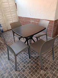 set tavolo nero + 4 sedie grigie polipropilene