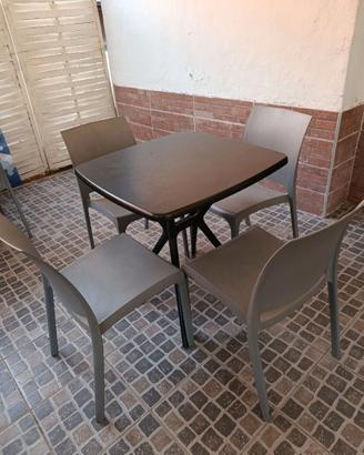 set tavolo nero + 4 sedie grigie polipropilene