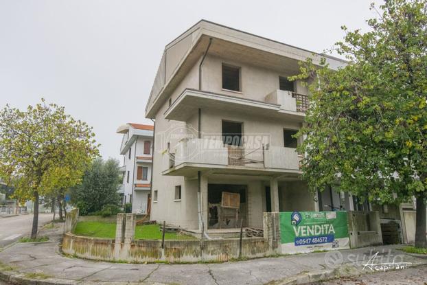 PORZIONE DI CASA CON GIARDINO ALLO STATO GREZZO