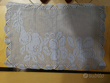 Centrino a uncinetto fatto a mano