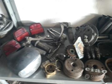 Tanti pezzi Piaggio Ciao e Si in blocco o sciolti 